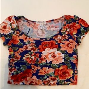 Crop top with flower pattern